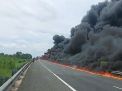 Breaking News, Kobaran Api Membumbung Tinggi di Jalan Tol