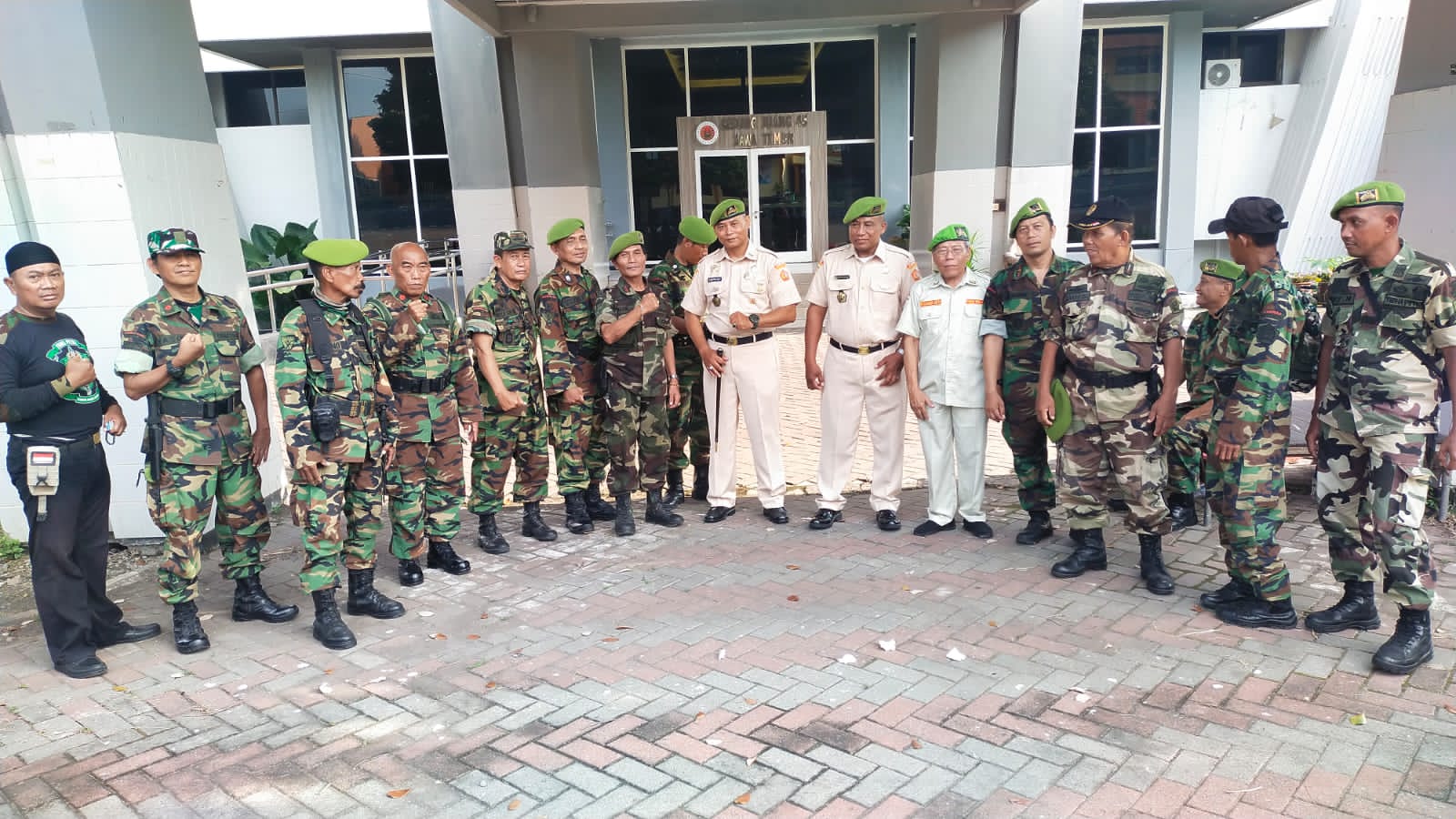 Eksis! Kodiklat Resimen XIII Yudha Putra Yon 1330 Surabaya Semangat Bagi-bagi Takjil